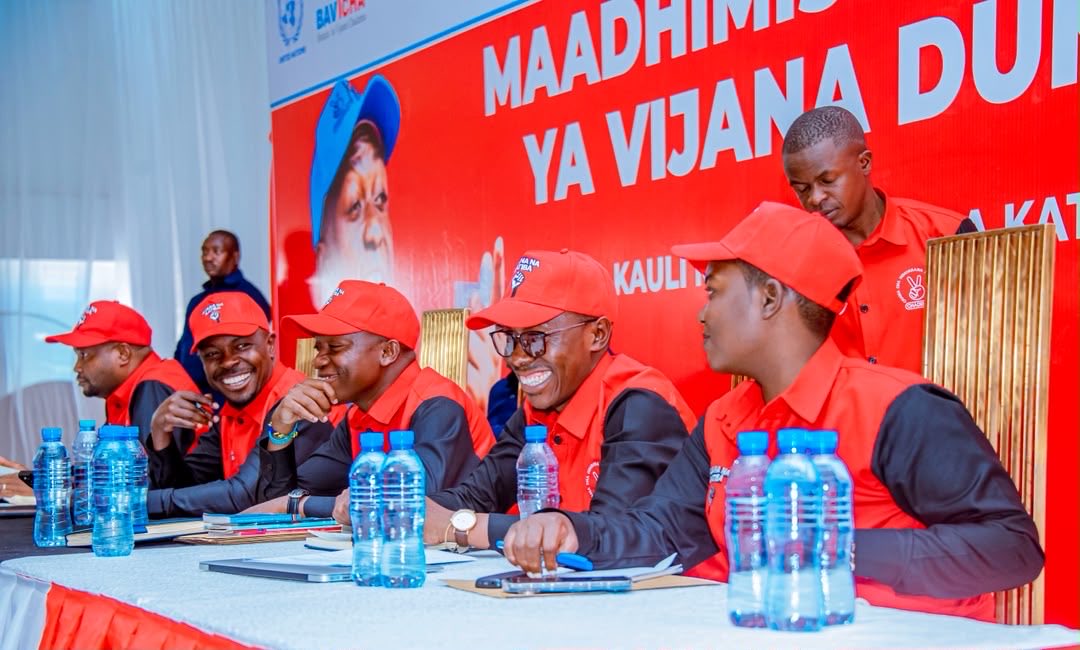 duahamud's tweet photo. Siku ya vijana Duniani.BAVICHA tunaendelea kuseti standard ya vijana wanavyopaswa kuhusika katika masuala yanayohusu nchi yao.Sio kuwa mabingwa wa matembezi.

KIJANA NA KATIBA. https://t.co/eJja0ldngx