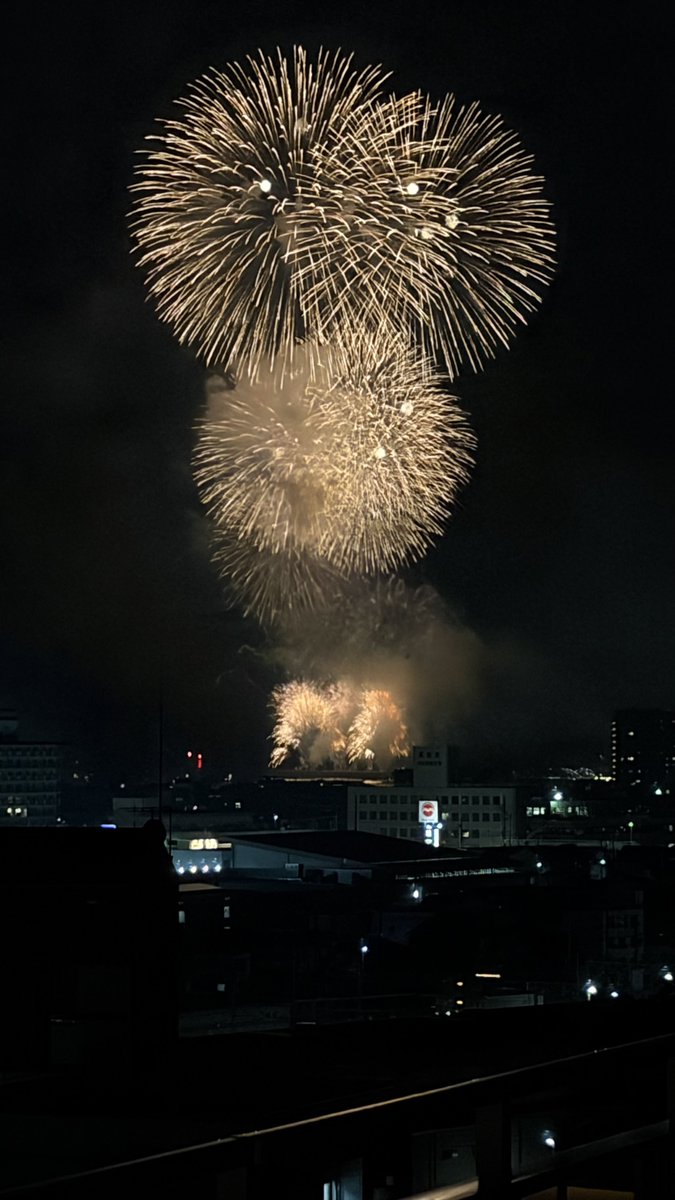 nekodius's tweet photo. アナザースタイルから高松花火 https://t.co/I4wdPUEdXc