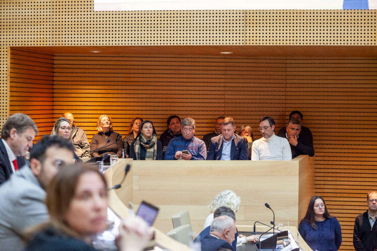 jmllamosas's tweet photo. ¡Un logro histórico para nuestra ciudad y para toda la provincia! 🏛️💙

Desde siempre he creído que la fuerza de una comunidad está en la pasión y el compromiso de su gente. Por eso, con un profundo orgullo y emoción, presenté en la @LegislaturaCBA el proyecto de ley que finalmente fue aprobado en comisiones: Río Cuarto es oficialmente la Capital Provincial del Vecinalismo de Córdoba, y fijamos el 24 de agosto como el Día Provincial del Vecinalismo.

Esta iniciativa nace del corazón de nuestra historia. Río Cuarto no solo cuenta con 53 asociaciones vecinales activas, sino que fue la cuna en 1985 del Primer Congreso de Asociaciones Vecinales. Como nos decía Lucas Castillo, "es un logro soñado", y como bien marcó Hugo Díaz, esto busca rendir homenaje a esos pioneros que desde 1913 iniciaron esta semilla de trabajo comunitario.

Detrás de cada comisión, de cada centro vecinal y de cada reunión en los barrios, hay hombres y mujeres que entregan su tiempo por el deporte, la cultura, la contención social y el crecimiento de nuestra Capital Alterna. Son el verdadero brazo de la descentralización y la cercanía.

Gracias a todos los dirigentes vecinales, autoridades y vecinos que nos acompañaron hoy en este momento tan especial. Este reconocimiento es, antes que nada, de ustedes y para ustedes.

¡Sigamos construyendo juntos, barrio por barrio, la provincia de Córdoba que queremos! 👏 

#RíoCuarto #Vecinalismo #LegislaturaCórdoba #CapitalProvincialDelVecinalismo #OrgulloCordobés