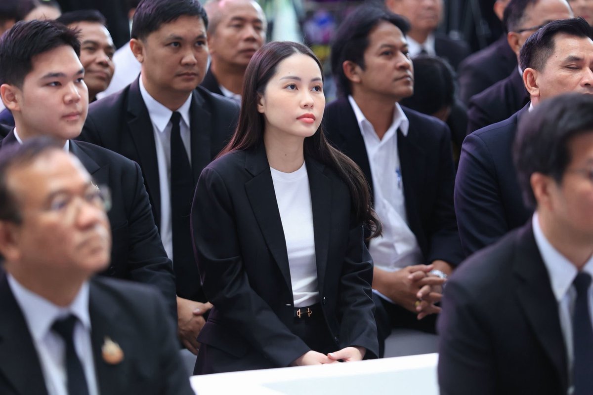 TidaYingcharoen's tweet photo. วันนี้ธิดาได้เข้าร่วมพิธีลงนาม MOU ระหว่างกรมพัฒนาฝีมือแรงงาน กระทรวงแรงงาน และ￼การไฟฟ้าส่วนภูมิภาค (กฟภ.) กระทรวงมหาดไทย เพื่อขับเคลื่อนโครงการ “1 หมู่บ้าน 1 ช่างไฟฟ้า” พัฒนาช่างในชุมชนให้มีทักษะที่ได้มาตรฐาน ปลอดภัย และสามารถต่อยอดเป็นอาชีพที่สร้างรายได้ค่ะ

ในช่วงเดือนกันยายน – ธันวาคม 2569 เราได้ตั้งเป้าพัฒนากำลังคนรวม 3,700 คน ครอบคลุมทั้งการฝึกช่างเดินสายไฟฟ้าประจำชุมชน การพัฒนาช่างติดตั้งระบบโซลาร์เซลล์และการทำงานบนที่สูง รวมถึงการทดสอบมาตรฐานฝีมือแรงงานแห่งชาติ สาขาช่างติดตั้งระบบโซลาร์เซลล์ ระดับ 1 ใน 74 จังหวัด

นอกจากการเพิ่มทักษะและยกระดับมาตรฐานช่างในชุมชนแล้ว ผู้ผ่านการฝึกอบรมยังสามารถเชื่อมต่อกับโอกาสในการทำงานผ่านแอปพลิเคชัน “คิวช่าง” เพื่อเพิ่มช่องทางรับงานและสร้างรายได้ โครงการนี้จึงไม่ใช่แค่การพัฒนาทักษะ แต่เป็นการเชื่อม ทักษะสู่อาชีพและรายได้ พร้อมเตรียมกำลังคนให้ทันกับเทคโนโลยี ความต้องการของตลาด และการเปลี่ยนผ่านสู่พลังงานสะอาดในอนาคตค่ะ

#ธิดารัตน์ยิ่งเจริญ #กระทรวงแรงงาน #1หมู่บ้าน1ช่างไฟฟ้า #พัฒนาฝีมือแรงงาน #พลังงานสะอาด