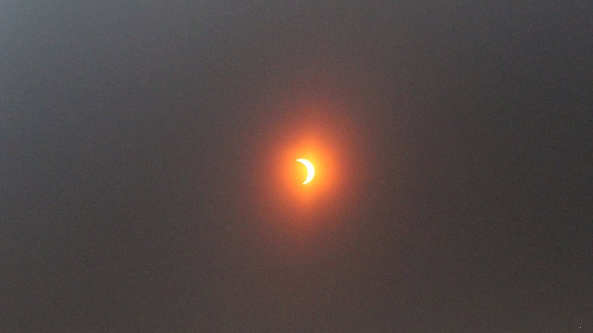 GSpellchecker's tweet photo. I've noticed there aren't enough eclipse photos around, so here's my contribution. https://t.co/BsgnCXnLyU