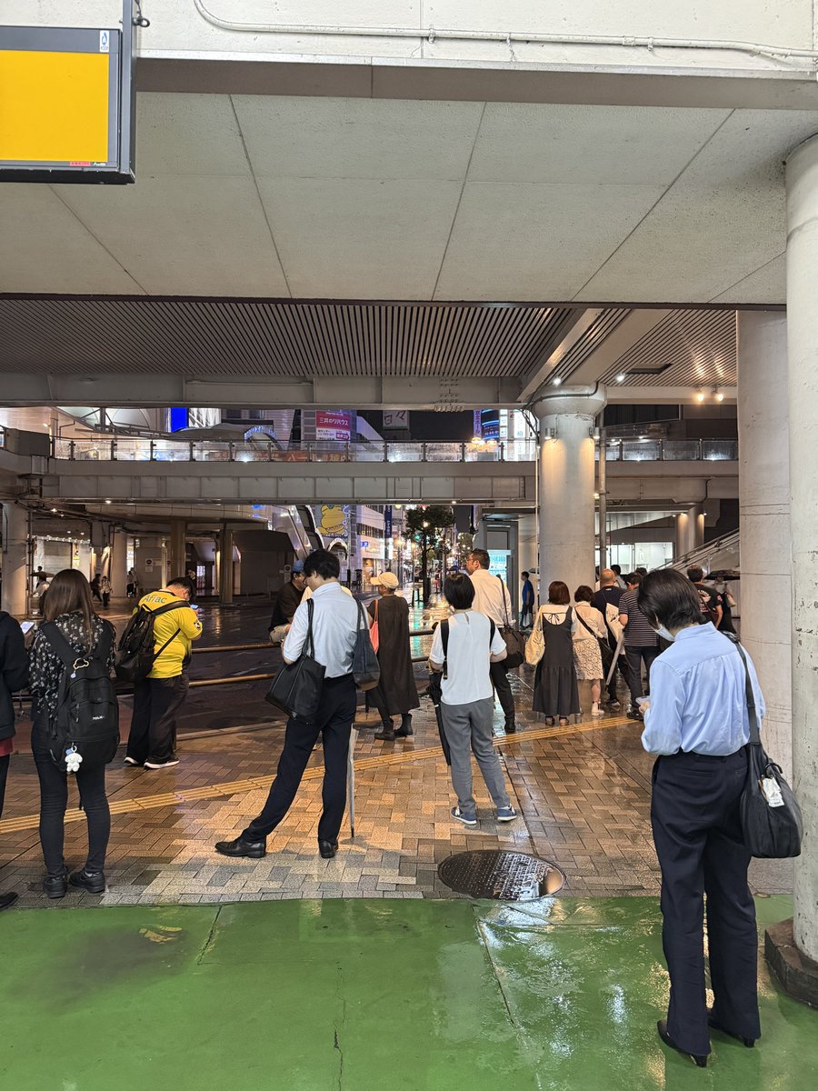 izumi_kashiwa's tweet photo. 20時頃になり、雨がかなり弱まりましたので、徒歩で、避難所となっているアミュゼ柏や、柏駅周辺を巡回して参りました。

アミュゼ柏には、20時過ぎ時点で7-8人の方が避難されていました。知り合いの方がいらっしゃったのでお声掛けしましたところ、雨がほぼやんだので、もうすぐ帰る予定とのことでした。その時点では、避難所で夜を越す方はいらっしゃらない様子でした。

柏駅周辺は、所々に大きな水たまりが見られるものの、道路の大きな冠水箇所等は見当たらず、一時期運転を見合わせていた柏駅西口のバスも運行を再開していました。

ただし、東西のターミナルで路線バスやタクシーを待つ方が長蛇の列を作っており、また駅構内も東武線の柏-船橋間運転見合わせの影響により、多くの方で混雑していました。こうした災害時の帰宅支援につきましては、更なる政策的対応の余地がないか、検討が必要だと感じました。

なお、今後も新たに線状降水帯が発生する恐れがありますので、引き続き警戒が必要です。柏市内でお亡くなりになられた方も出ており、心よりご冥福をお祈り申し上げます。

明日以降も引き続き市内の状況を見て回りますとともに、大雨からの復旧作業等において何か必要なことが出て参りましたら、与党の議員として、速やかに市と国との間を繋ぐ役割を果たしていきたいと考えています。

#松本いずみ
#千葉8区
#柏市