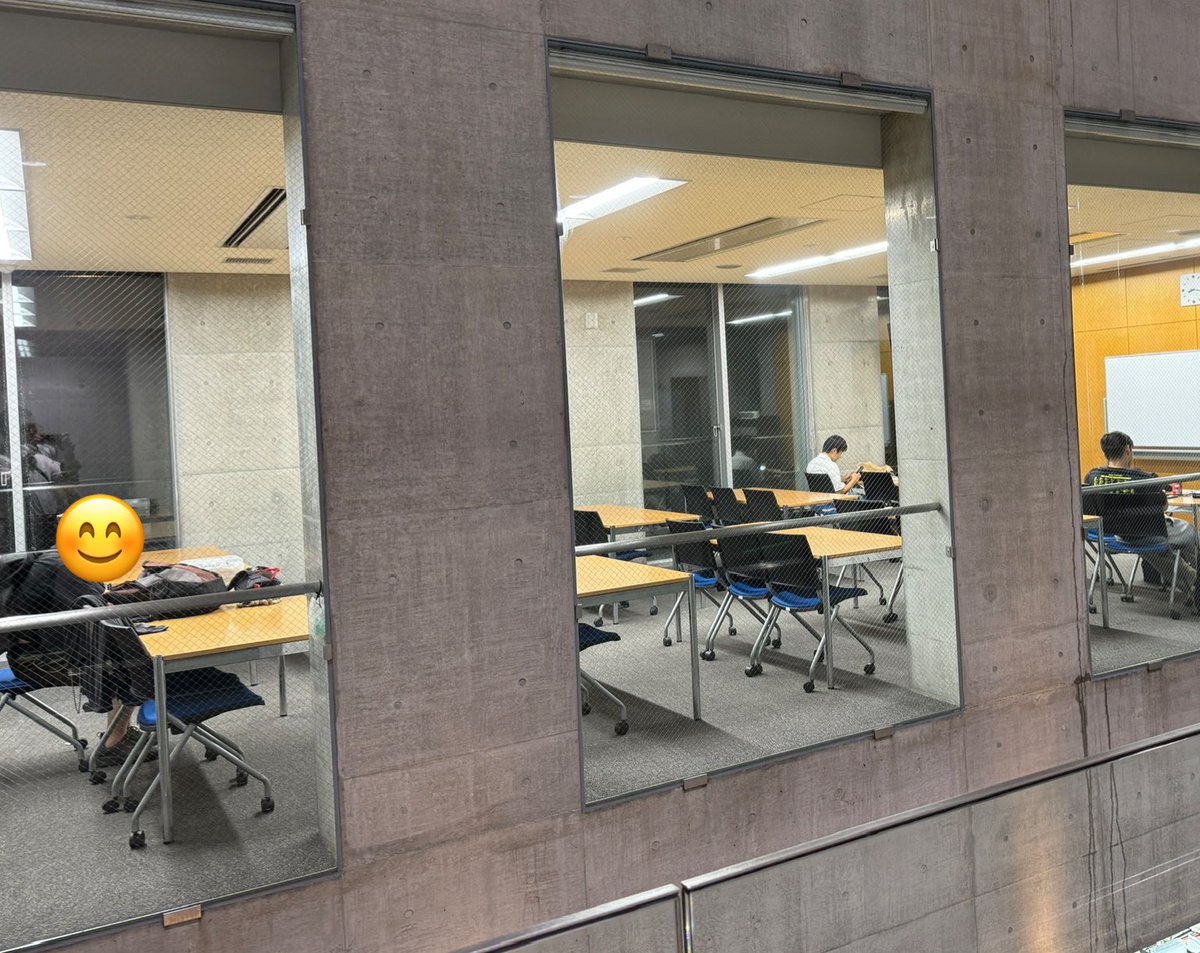 izumi_kashiwa's tweet photo. 20時頃になり、雨がかなり弱まりましたので、徒歩で、避難所となっているアミュゼ柏や、柏駅周辺を巡回して参りました。

アミュゼ柏には、20時過ぎ時点で7-8人の方が避難されていました。知り合いの方がいらっしゃったのでお声掛けしましたところ、雨がほぼやんだので、もうすぐ帰る予定とのことでした。その時点では、避難所で夜を越す方はいらっしゃらない様子でした。

柏駅周辺は、所々に大きな水たまりが見られるものの、道路の大きな冠水箇所等は見当たらず、一時期運転を見合わせていた柏駅西口のバスも運行を再開していました。

ただし、東西のターミナルで路線バスやタクシーを待つ方が長蛇の列を作っており、また駅構内も東武線の柏-船橋間運転見合わせの影響により、多くの方で混雑していました。こうした災害時の帰宅支援につきましては、更なる政策的対応の余地がないか、検討が必要だと感じました。

なお、今後も新たに線状降水帯が発生する恐れがありますので、引き続き警戒が必要です。柏市内でお亡くなりになられた方も出ており、心よりご冥福をお祈り申し上げます。

明日以降も引き続き市内の状況を見て回りますとともに、大雨からの復旧作業等において何か必要なことが出て参りましたら、与党の議員として、速やかに市と国との間を繋ぐ役割を果たしていきたいと考えています。

#松本いずみ
#千葉8区
#柏市