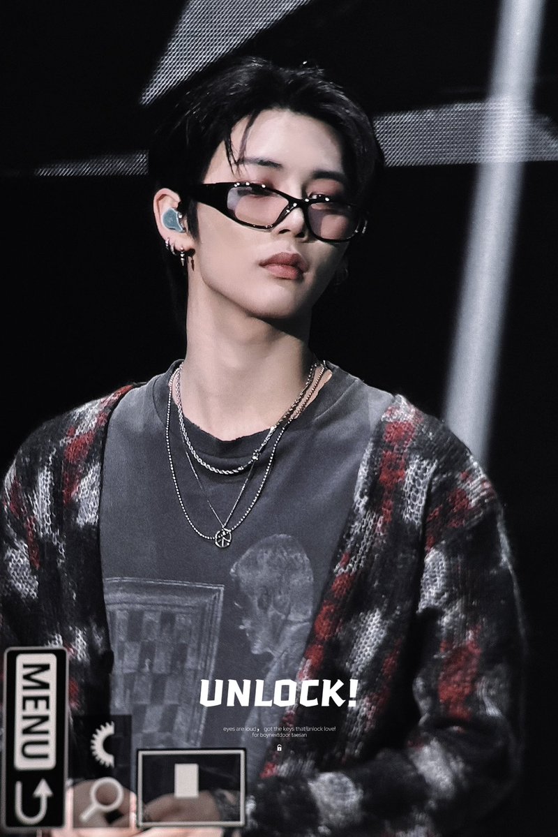 6iantpuma's tweet photo. the idol              vs           the photocard 🤤 https://t.co/qIDehLFVGX