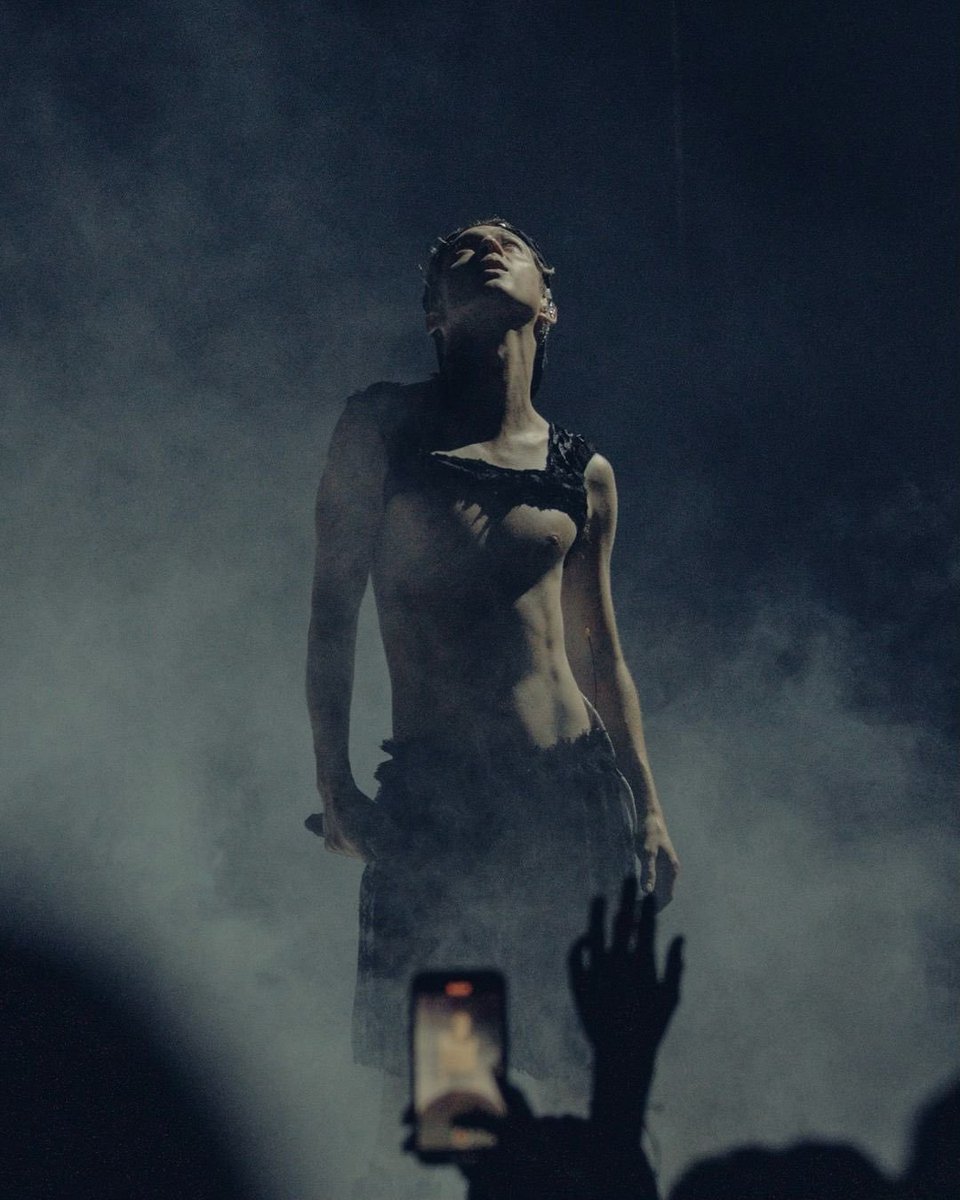 hrtspaige's tweet photo. the hottest thing a man can do is be troye sivan https://t.co/ObxxuAz1jP