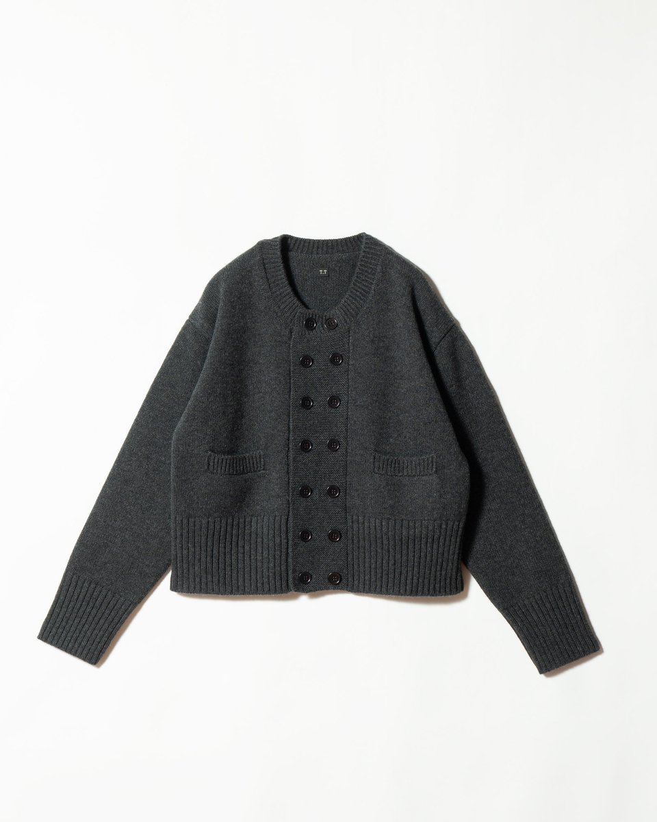 ALTERFATE's tweet photo. T.T 
LOT.506 DB CARDIGAN

https://t.co/rvUd3dwWwf

T.Tの定番である1910年代のアメリカ製のカーディガンがベースのデザイン。 1910年代にアメリカで撮影されたと思われる、ニュースボーイキャップを被り、2列にボタンが並んだダブルブレストで襟なしのカーディガンを着た2人の男が写っている写真がある。このカーディガンのディティールは、フレンチのワークウェアによく見られる要素であるが、その写真自体はアメリカで撮られたそうだ。目視で確認出来る部分を出来る限り抽出し、細かい仕様やシルエットなどはブランドの解釈で再設計した。 こちらは無地のカシミア混ウールを用いたモデル。素材そのものの質感と柔らかな表情を際立たせ、1910 年代のカーディガンが持つ素朴さと品の良さを静かに引き出している。