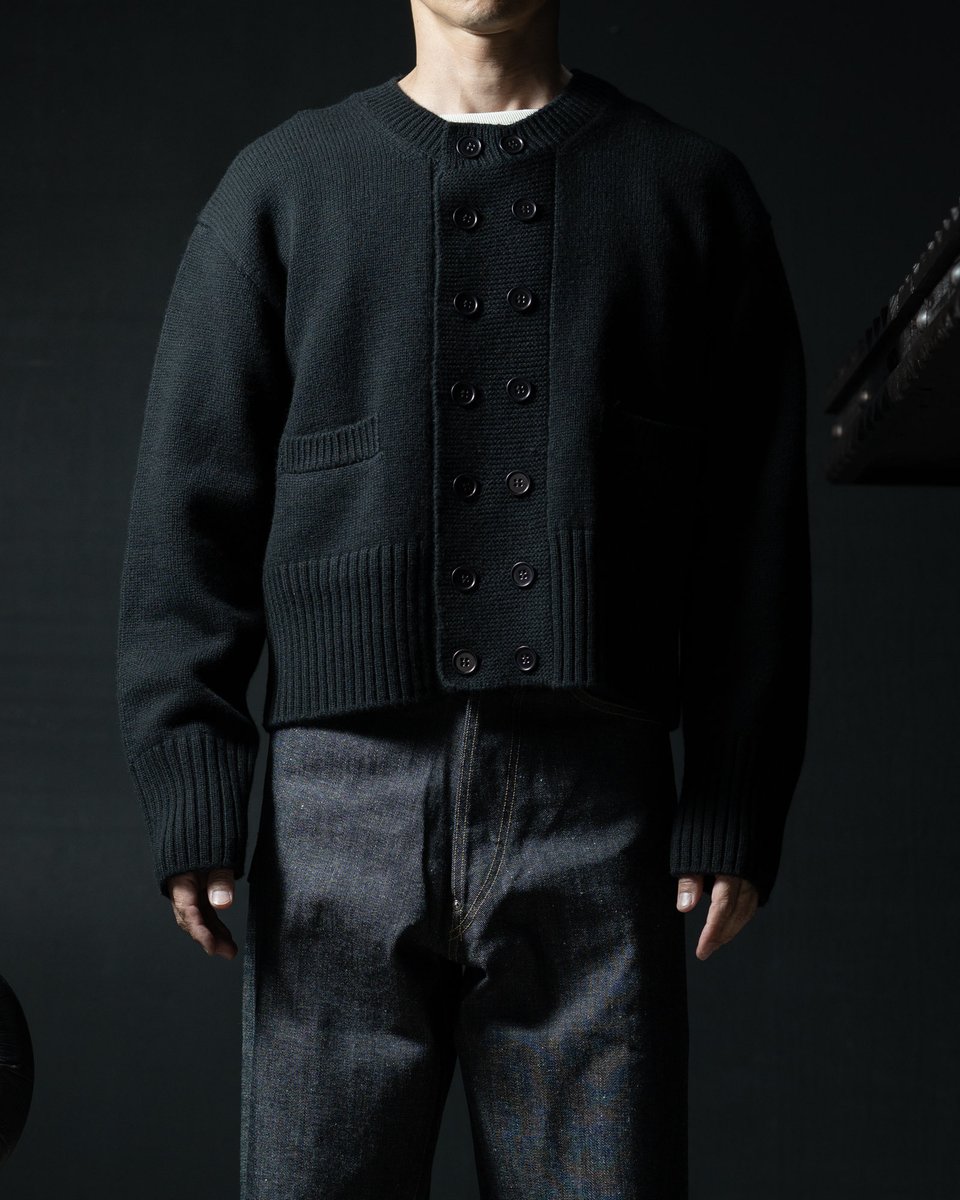 ALTERFATE's tweet photo. T.T 
LOT.506 DB CARDIGAN

https://t.co/rvUd3dwWwf

T.Tの定番である1910年代のアメリカ製のカーディガンがベースのデザイン。 1910年代にアメリカで撮影されたと思われる、ニュースボーイキャップを被り、2列にボタンが並んだダブルブレストで襟なしのカーディガンを着た2人の男が写っている写真がある。このカーディガンのディティールは、フレンチのワークウェアによく見られる要素であるが、その写真自体はアメリカで撮られたそうだ。目視で確認出来る部分を出来る限り抽出し、細かい仕様やシルエットなどはブランドの解釈で再設計した。 こちらは無地のカシミア混ウールを用いたモデル。素材そのものの質感と柔らかな表情を際立たせ、1910 年代のカーディガンが持つ素朴さと品の良さを静かに引き出している。
