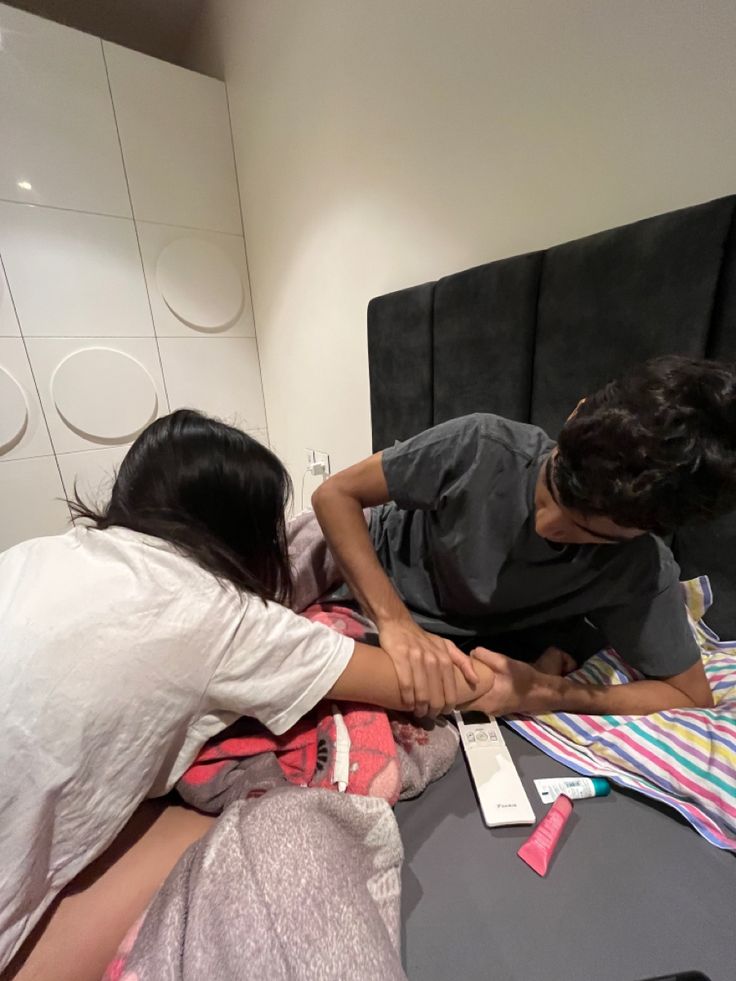 Tukangfotozznw's tweet photo. Gaji suami 8.000.000 Gaji istri 0
Cicilan wajib pertama : 3.800 buat nyicil rumahnya mertua karena mertuaku homeless abis di usir, dan suamiku sok ngide pengen membahagiakan ortunya dengan cara beliin rumah baru 🥰

Cicilan wajib kedua : 900.000 buat nyicil motor kita.
Kebutuhan wajib untuk ortunya : 500k buat token, air dan beras.. kadang lebih.

Listrik token kita 500k Air free karena di subsidi ortuku Wifi free disubsidi ortuku Gas PGN 200-250k sebulan, tp di subsidi ortuku juga wkwk

Liburan kadang free di subsidi ortuku. Rumah free karena aku anak tunggal. Suami numpang dirumah ortuku cuma bayar listrik doang.
Gais, jangan nikah sama generasi sandwich yang lebih mengutamakan ortu & adeknya ketimbang istri wkwk. Cukup aku aja yg bego & bertahan karena anak ☺

Aku dulunya kerja gais, lulusan S1. Tapi suami nyuruh aku resign dan full jadi IRT, ga boleh kerja setelah nikah kudu full ngurus anak. Pikirku yaudalah gaji 8 jeti cukuplah buat pasutri beranak 2.. Yauda akhirnya aku jadi istri yg tak berpenghasilan.

Eh ditengah jalan tiba2 suamiku sok ngide nyicil rumah & biayain ortunya tanpa peduli nasibku gimana, tanpa mau dengerin aku.. pokoknya dia bercita cita jadi anak yg berbakti kepada kedua ortunya wkwk 😂😂