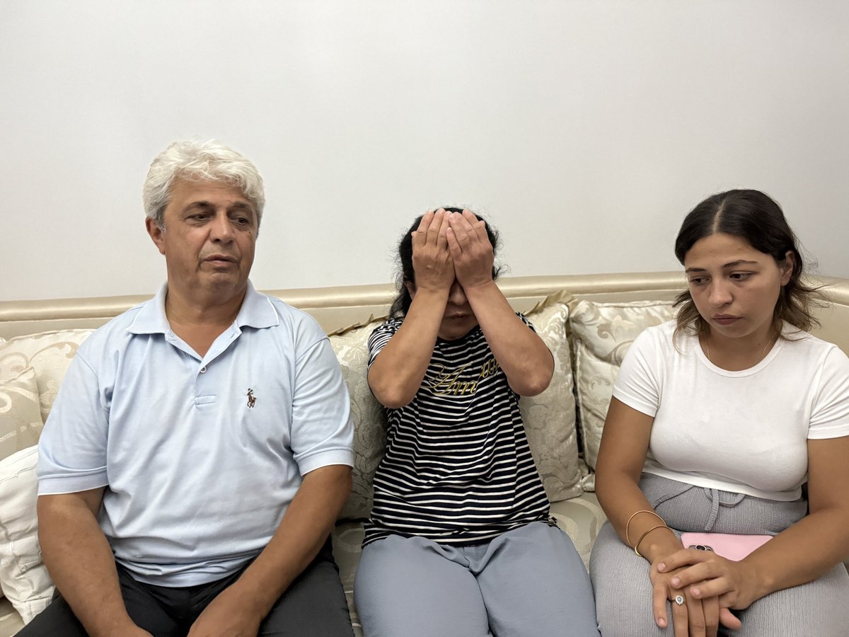 lokmannss's tweet photo. 📌 Şişli’de öldürülen Nilda Müge Şahin’in katil zanlısı adliyeye sevk edildi.

‘’Cesaretimitoplamıştım,yakalanmasaydım kendimiöldürecektim’’

Cinayetin detayları da belli oldu. 

Nazir I’nın olayın yaşandığı 5 Ağustos’tan sonraki 1 hafta içerisinde Nilda Müge Şahin’in mezarına yakın bir alanda bulunan orman içerisinde 1 hafta boyunca kaldığı öğrenildi. Şüphelinin ayrıca üzerinde bulunan bir miktar parayla yiyecek ve su alarak bu şekilde yaşamını sürdürdüğü öğrenildi. Şüphelinin, Nilda Müge Şahin’in mezarını öğrenmek için civarda bulunan Aşiyan ve Zincirlikuyu Mezarlığı’na giderek iz sürdüğü de öğrenildi. Nazir I. Polise verdiği ifadesinde ise ‘’Müge ile cezaevi izninde tanıştım. Bir süre sonra sevgili olduk. Beni aldattığını öğrendim. İlişkimiz bu yüzden bitti. Başka erkeklerle görüştüğünü gördüm. Konuşmak için evinin sokağına gittim. Hakkımda uzaklaştırma kararı alındı. Olay günü Müge'yi motosikletle takip ettim. İlk başta öldürmeyi düşünmedim. Alkollüydüm, arkasından ateş ettim. Sonra kendimi vurmayı planladım. Silah tutukluk yaptığı için ateş edemedim. Kaçarken silahı tamir etmeye çalıştım. Başaramayınca tabancayı denize attım. Mezarında intihar etmeyi düşündüm. Denedim ama yapamadım. Sonrasında cesaretimi topladım. Polis tarafından yakalandım. Yakalanmasaydım kendimi öldürecektim.’’ Dediği öğrenildi.