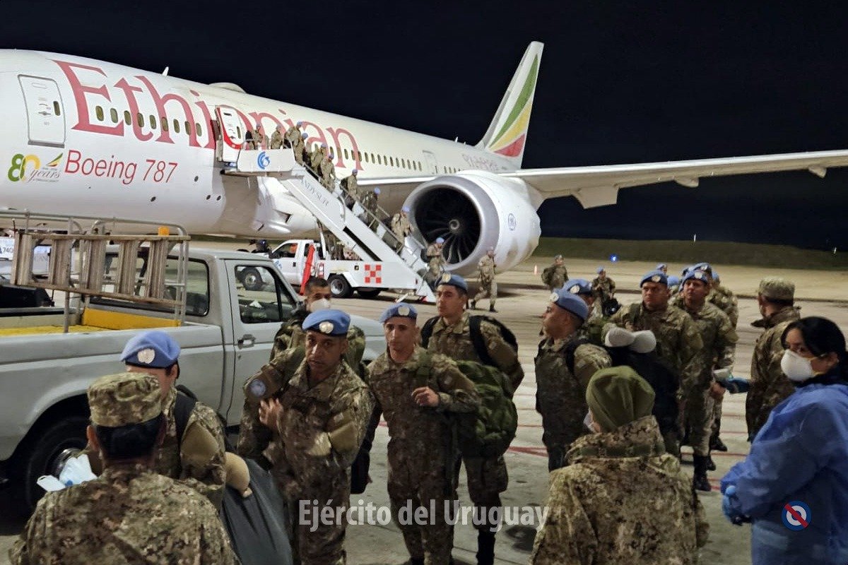 EjercitoUy's tweet photo. @MSPUruguay Asimismo, serán controlados diariamente por Personal Sanitario.
Este vuelo de relevo, es el primero de los tres vuelos previstos, en el que retornan en total 621 efectivos.
#EjércitodelUruguay #LaFuerzadeTodos #YosoyelEjército #MOP #ONU #NacionesUnidas #cuarentena #arribo https://t.co/U3VxHpyoFm