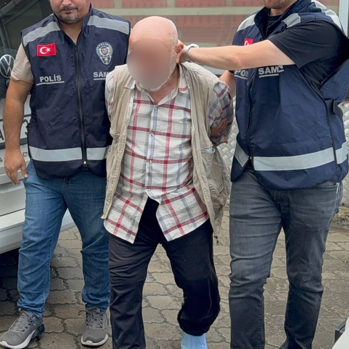 bosunatiklama's tweet photo. Samsun'da cami avlusunda 5 ve 9 yaşlarındaki 2 erkek çocuğunu elle taciz ettiği iddia edilen 85 yaşındaki şahsa ev hapsi verildi.

• Daha önce de aynı suçtan tutuklandığı bildirildi. https://t.co/0EdCdbmviy