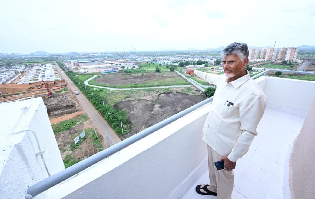JaiTDP's tweet photo. రాజధాని అమరావతిలోని ఎమ్మెల్యే, ఎమ్మెల్సీల కోసం నిర్మించిన గృహ సముదాయాలను ముఖ్యమంత్రి చంద్రబాబు నాయుడు గారు పరిశీలించారు. సీఎం గారితో పాటు మంత్రులు నారాయణ, నాదెండ్ల మనోహర్, ఎమ్మెల్యే శ్రావణ్ కుమార్, అధికారులు ఉన్నారు.
#AmaravatiUnstoppable
#MLAQuarters #MLCQuarters
#Amaravati
#ChandrababuNaidu
#Andhrapradesh