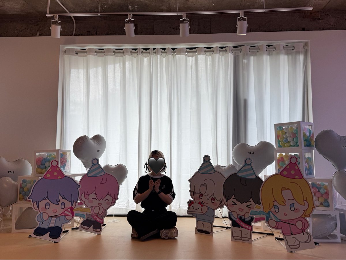 ZzangEG486's tweet photo. 아차차 6월 십카페🤍
플리 생일 빼먹을뻔ㅋㅋㅋㅋㅋ

못잡아서 울고있었는데 동행 권해주셔서 감사히 다녀옴...🥹✨✨ 럭드로 바지도 뽑음!
쪽지 교환 다녔던거 웃겨서 생각난다ㅋㅋㅋㅋ 멘트 종이색들이 실물로는 되게 비슷해서 교환 이상하게 할뻔했는데ㅋㅋㅋ 중간에 알아서 엄청 웃겼넹ㅎ https://t.co/0bbvgYmzdN