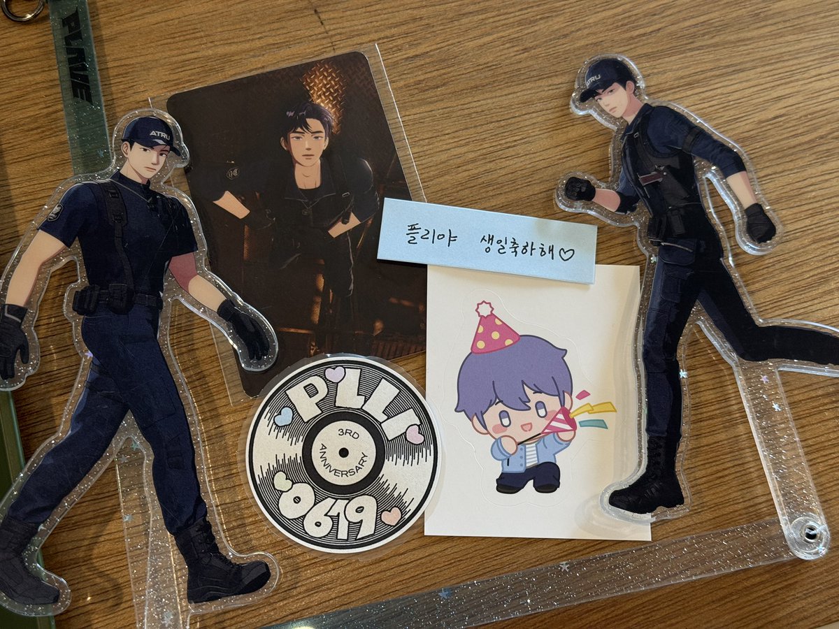 ZzangEG486's tweet photo. 아차차 6월 십카페🤍
플리 생일 빼먹을뻔ㅋㅋㅋㅋㅋ

못잡아서 울고있었는데 동행 권해주셔서 감사히 다녀옴...🥹✨✨ 럭드로 바지도 뽑음!
쪽지 교환 다녔던거 웃겨서 생각난다ㅋㅋㅋㅋ 멘트 종이색들이 실물로는 되게 비슷해서 교환 이상하게 할뻔했는데ㅋㅋㅋ 중간에 알아서 엄청 웃겼넹ㅎ https://t.co/0bbvgYmzdN