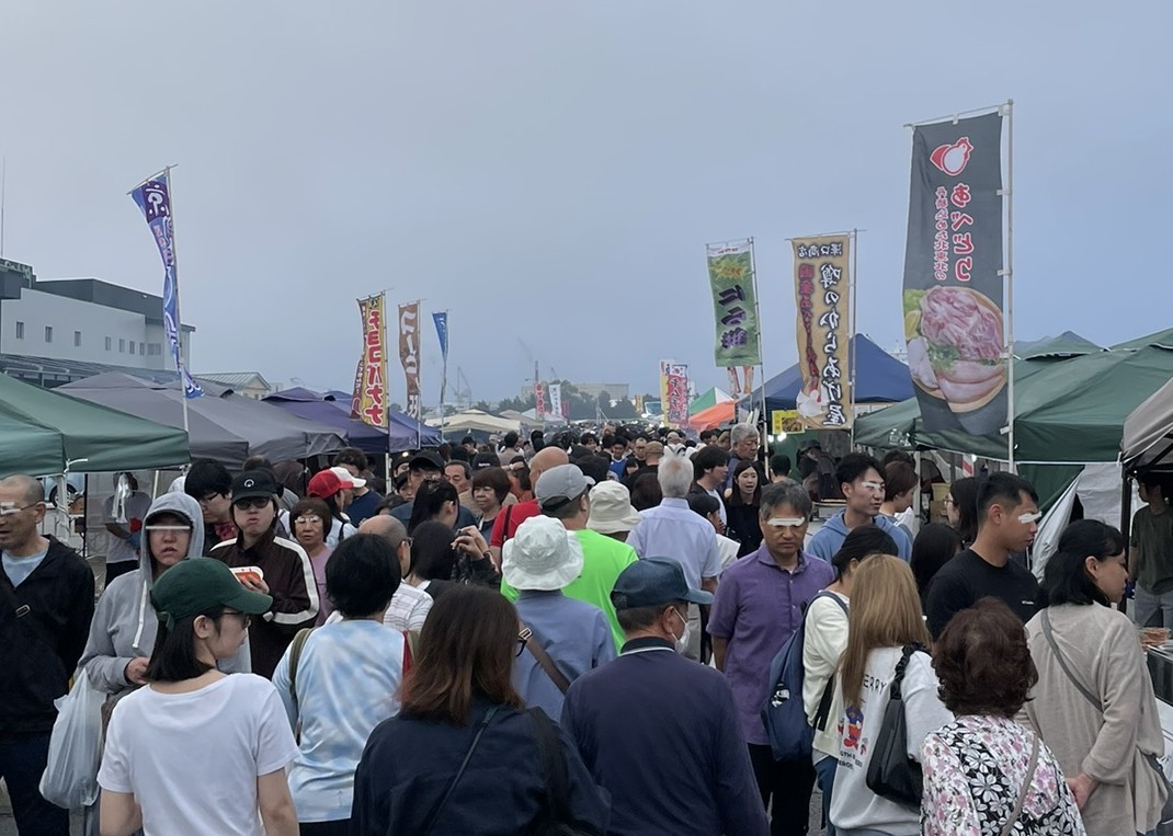 tomiko_ohdate's tweet photo. 8/13舘鼻岸壁朝市 臨時開催
弱雨 傘さす人の姿も。出店していない店もあるが時々前に進めぬ程人出は多い
鮫の山車だ　お囃子の子供�� 頑張ってる
ノリウツギ はアジサイ科 ピラミッドあじさいとも呼ばれる
御供物用のもももももも お盆過ぎてからが食べ頃だそう #八戸 #舘鼻岸壁 ＃鮫山車 #もも #お盆 https://t.co/J4BtqHaCHq