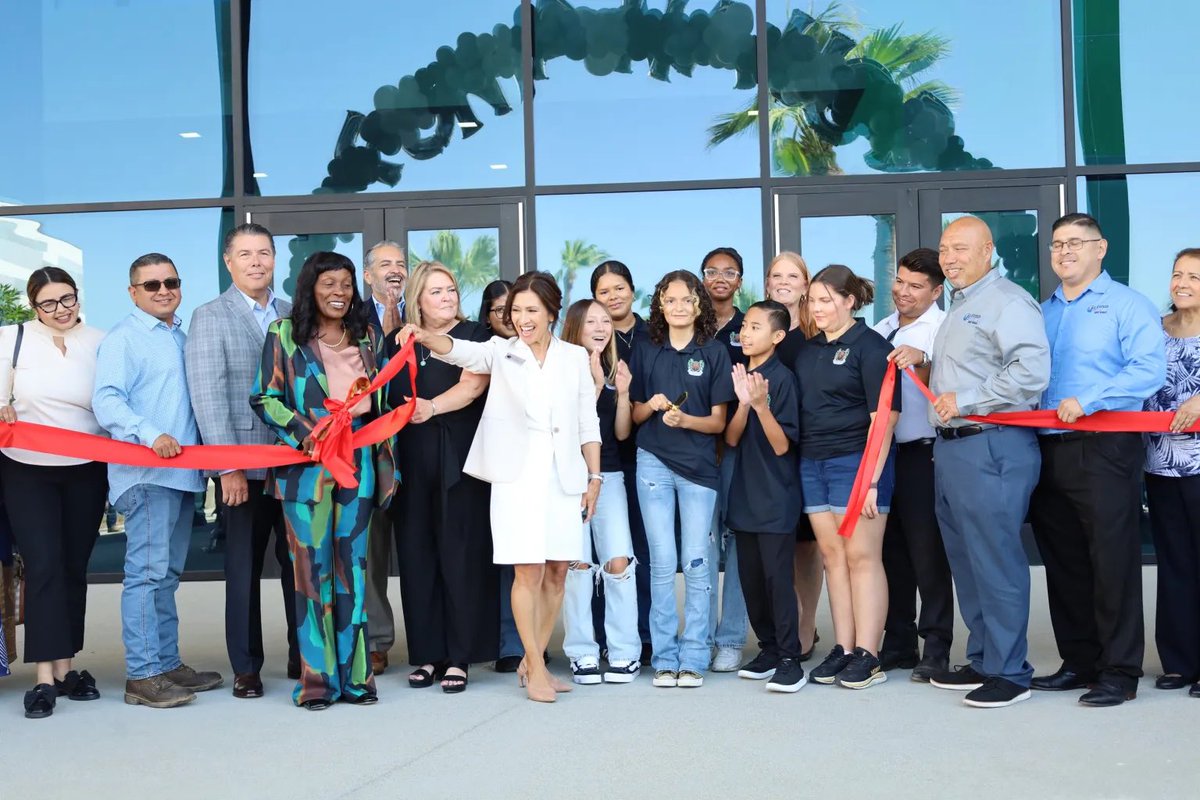 AcqieWarren's tweet photo. Years ago, Fontana partnered with Fontana Unified to plan a new school in a growing community. Today, that vision is reality—bringing school closer to home, reducing busing, improving walkability, and strengthening family engagement.
#MayorWarren #CityOfFontana #Fontana https://t.co/6CqC2smeRr