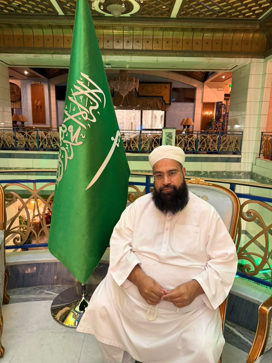 TahirAshrafi's tweet photo. رئيس مجلس علماء باكستان الشيخ طاهر أشرفي : المملكة العربية السعودية ، بلاد الحرمين الشريفين ، لا تخشى غير الله تعالى ، تحترم سيادة الدول ، ولاتعتدي على جيرانها ، ترفض المساس بأمنها وشعبها والتدخل في شؤونها الداخلية ، تصبر على الإستفزاز والأذىٰ ، ولكنها تؤدب من يعتدي على أراضيها ..