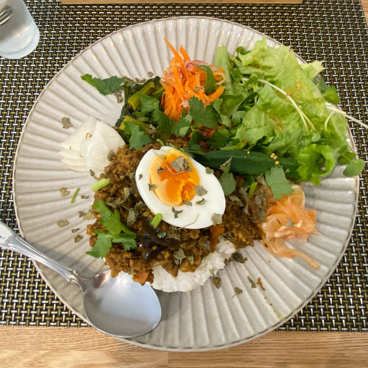 kuromamesiva's tweet photo. すーぷやKIANN
7月の月一カレーは
スパイスチキンカレーでした
副菜お野菜もりもり嬉しい
ガスパチョ美味しくて
自宅でも作ってみたよ

月末金曜のみでなかなか予定が合わないんだけど
今年はこれで2度目(ò_óˇ)
前回3月キーマカレーでした https://t.co/MYAjXZGmdn