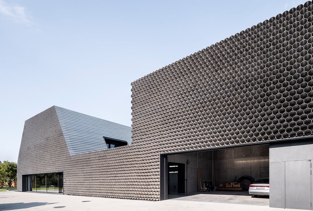 Architizer's tweet photo. #ProjectOfTheDay: Gambit Office by Robert Konieczny KWK Promes
Designed for a pipe distribution company, this office and warehouse takes the form of a stack of pipes. The arrangement of the pipes directly determines the building’s roof geometry.
📍Gliwice, Poland #ArchitizerAwards
Details: https://t.co/FNcS6Aa7mp