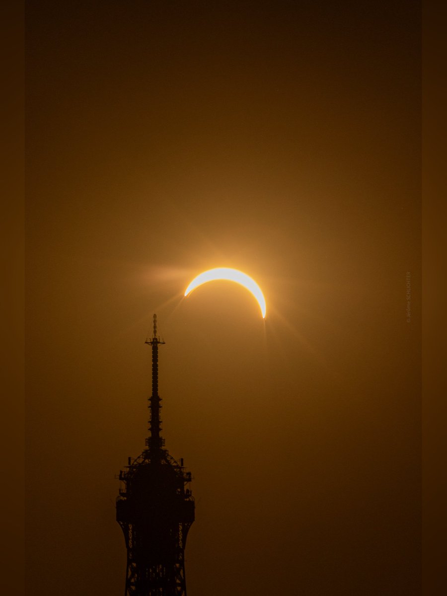 LaTourEiffel's tweet photo. 🌚🤝🌞

#EclipseSolaire #SolarEclipse #JeudiPhoto https://t.co/McZ40Cj56O