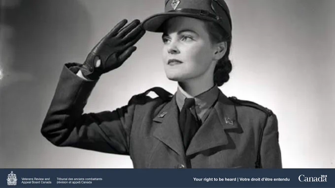 Membre du Service féminin de l’Armée canadienne salue.