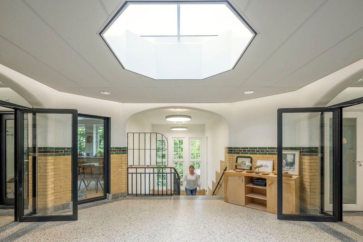 Archello's tweet photo. RAU renews the century-old Tobiasschool in Zeist by retaining its monumental fabric while adapting it for contemporary education. 
https://t.co/X3r1gpVtIW 

#HeritageReuse #MarmoleumCocoa #AdaptiveArchitecture https://t.co/MOveif59kO