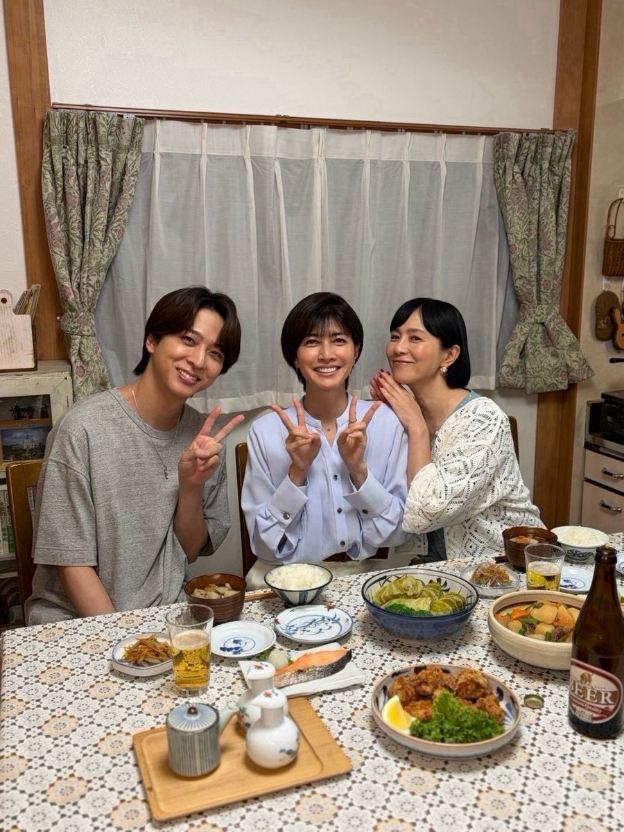 lastnote_fujitv's tweet photo. ꒰ OFF SHOT ꒱ 

フジテレビ木曜劇場『#ラストノート』
今夜10時から第6話放送𓂃 𓈒 
#TVer 1〜3＆5話無料見逃し配信中⟡.·
https://t.co/2tIsQnNhIc

葵役 #内田有紀 さん、澄晴役 #寺西拓人 さん
優子役 #坂井真紀 さんのオフショット💐 
⁡
ヒリつく展開をお見逃しなく！
今夜もぜひリアタイでご覧ください🫧