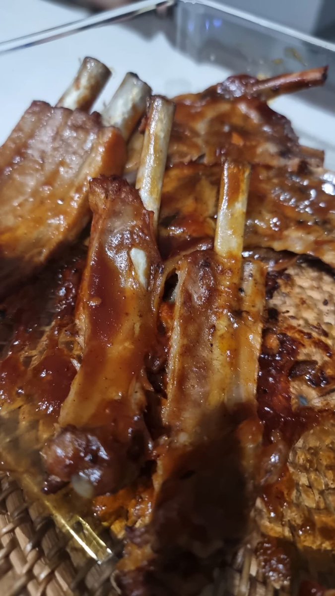 arp0806's tweet photo. Makan malam apa kita teman²?

Baby pork ribs dengan saus bbq sederhana alias saus bbq botolan. 

Tahukah untuk makanan ini ngolahnya harus direbus dulu atau pakai pressure cooker, lebih baik lagi kalau punya bbq pit, dijamin daging lepas tulang. https://t.co/hmCp7ML6qv