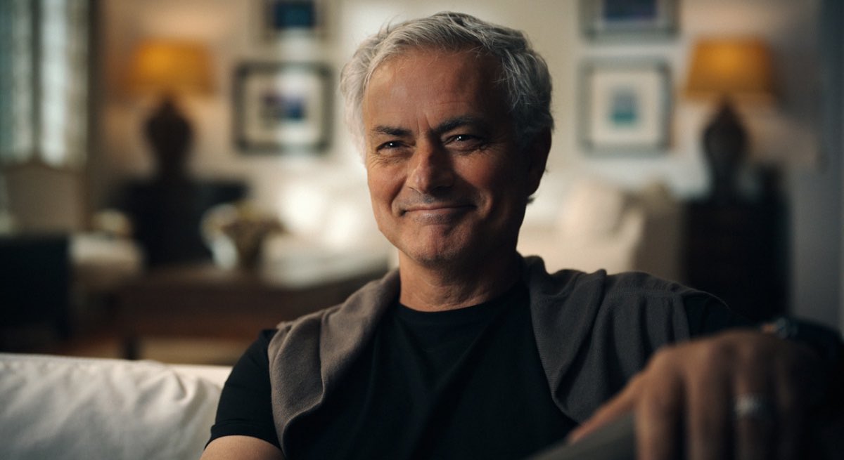 escorial_alvaro's tweet photo. Visto ya el documental de Mourinho. José nunca dejó espacio para la tibieza: o lo odias con pasión o te irías a un tiroteo con él armado solo con un tenedor, como es mi caso. 

Ver a tíos de la talla de Marco Materazzi, Zanetti, Lampard o Didier Drogba romperse a llorar despidiéndose de él o recordando vivencias te demuestran que, detrás del personaje mediático, provocador y calculador del Special One, había una lealtad tribal de las que ya no quedan… y una buena persona. 

Mourinho siempre ofreció verdad, gustase o no, y convertir en arte la capacidad de hacer que un grupo de futbolistas crean que son invencibles es un arte Y a mí dámelos así, siempre. Apasionados, leales, de frente.