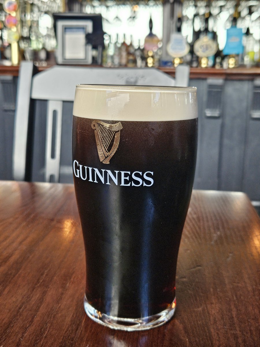 Carmag12's tweet photo. An air conditioned pub for lunch 🥵 - #Slainte https://t.co/zCEsecYiEY