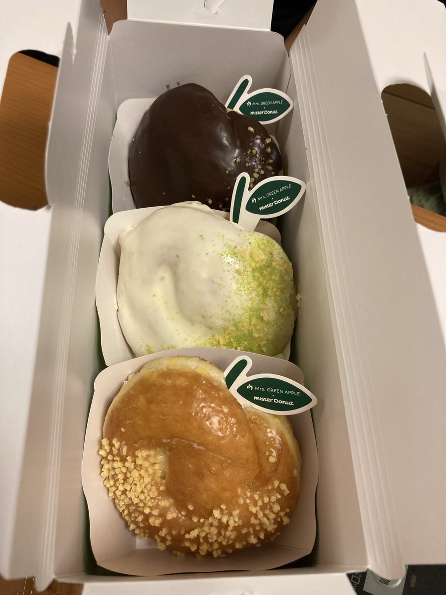 shookoty's tweet photo. 念願のドーナツ🍩🍏 https://t.co/NGgmh15s0W