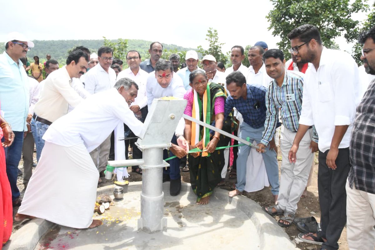 Collector_ADB's tweet photo. ▶️గిరిజనుల గుండెల్లో కలెక్టర్  'రాజర్షిషా' @RajarshiShahIAS .. ఊరికే ఆయన పేరిట నామకరణం!

▶️పట���టిపీడిస్తున్న పేదరికం.. సరైన నివాసం లేక ఇబ్బందులు పడుతున్న మారుమూల కొలాం గిరిజనుల జీవితాల్లో జిల్లా కలెక్టర్ రాజర్షిషా సరికొత్త వెలుగులు నింపారు. నిరుపేదలకు ఇళ్ల పట్టాలతో పాటు 'ఇందిరమ్మ గృహాలు' మంజూరు చేసి, వారి సొంతింటి కలను నిజం చేయడంలో చూపిన ప్రత్యేక చొరవకు గిరిజనులు నీరాజనాలు పట్టారు. తమ బతుకుల్లో మార్పు తెచ్చిన అధికారిపై ప్రత్యేక అభిమానంతో, దహిగూడ కొలాం గూడేనికి 'రాజర్ష���షాగూడ' అని నామకరణం చేసుకుని తమ కృతజ్ఞతను చాటుకున్నారు.

▶️గురువారం పిప్పలధరి పంచాయతీ పరిధిలోని దహిగూడ (రాజర్షిషాగూడ)లో పర్యటించిన జిల్లా కలెక్టర్, గ్రామంలో నిర్మాణం పూర్తయిన మూడు ఇందిరమ్మ గృహాలకు సంబంధించి గృహ ప్రవేశ వేడుకలను స్వయంగా ప్రారంభించారు. గతంలో 17 మంది పేద గిరిజనులకు ఇళ్ల పట్టాలు, ఇందిరమ్మ ఇళ్లు మంజూరు కాగా, ఆయన చొరవతో మౌలిక వసతులు వేగవంతమయ్యాయని గ్రామస్తులు సంతోషం వ్యక్తం చేశారు.

▶️ఈ కార్యక్రమంలో డిఆర్డీఓ రవీందర్ రాథోడ్, పిడి హౌసింగ్ పీడీ శంకర్, స్థానిక తహశీల్దార్ గోవింద్, ఇతర ప్రజాప్రతినిధులు, మండల స్థాయి అధికారులు , గ్రామస్తులు, తదితరులు పాల్గొన్నారు-1/2.
#ADILABAD #GovernmentOfTelangana #IPRTELANGANA #TelanganaRising2047 #TelanganaRising #IndirammaIndlu #IndirammaTowers #AffordableHousing
@TelanganaCMO
@TelanganaCS
@CPRO_TGCM
@Bhatti_Mallu
@INC_Ponguleti
@jupallyk_rao
@seethakkaMLA
@RajarshiShahIAS
@PIBHindi
@PIB_India
@MIB_India
@PTI_News
@PIBFactCheck
@PTINews_Bhasha
@DCsofIndia
@DDNewslive
@DDNational
@IasTelangana
@IPRTelangana
@PIBHyderabad