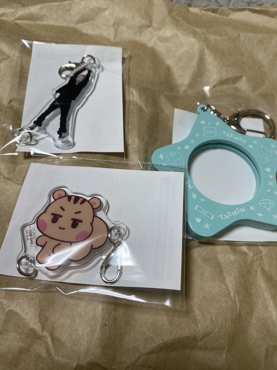 zpdlzh_n's tweet photo. SHINee ランダムトイ 交換

【譲】アクリルチャーム  キー  ミノ
         缶バッジホルダー    テミン

【求】缶バッジ･缶バッジホルダー以外
         オニュ

郵送での交換でよろしくお願いいたします🙇‍♀️ https://t.co/bZLVcnfBaI