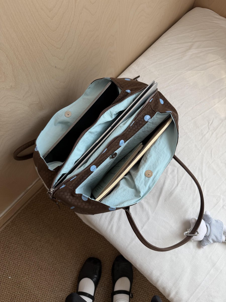 Greecfe's tweet photo. GAK HERAN TAS INI VIRAL 😭
Desainnya simpel dan clean, tapi storage-nya gak main-main. 3 compartment dalam satu tas. https://t.co/ohYVZKkpav