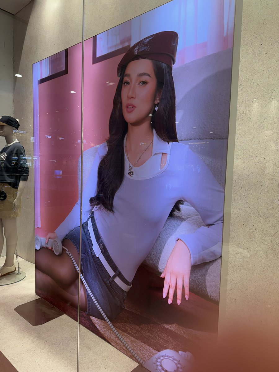 justfeve's tweet photo. While going to SMX convention center in Davao to attend the Bread concert, I knew I had to drop by the @PENSHOPPE store just to get this picture! 

And before going out, i just had to tell her “ang ganda-ganda mo te” out loud ☺️

#BelleMariano
#BelleForPenshoppe https://t.co/WNMF6CSLYn