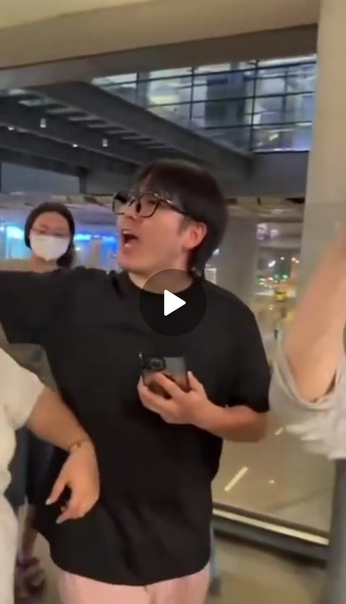 Pookiegansta's tweet photo. Apparently this man was hired by someone really pathetic & was literally seen reading from a script while yelling at him LMAO. How pathetic do you have to be to stoop to this level? Pillows & bodyguards already there even cursed him back & some sent his details to the FC. I really hope something good comes out of it & he gets what he deserves. C Pillows just hope he didn’t understand what the man was saying because his accent was so heavy. And thank God the supergroup is inactive today, so hopefully Elio won’t notice any of this