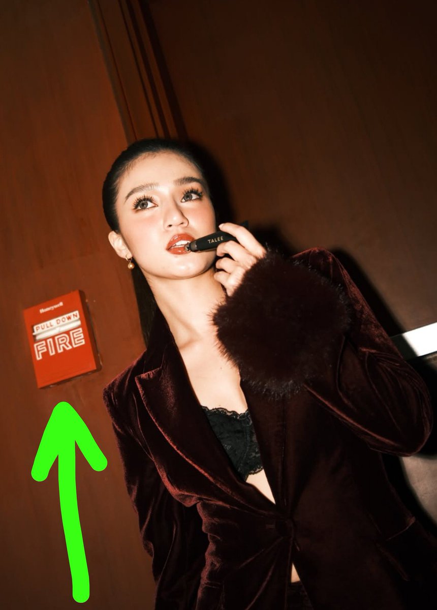 PIAYANG_03's tweet photo. THE FIRE ALARM BESIDE HER IS ACTUALLY APPROPRIATE. 😭🔥
#BelleMariano #Taleeofficial https://t.co/1TpQ6ApuVq
