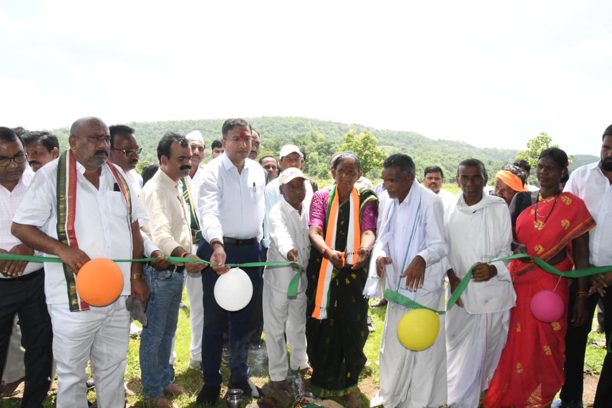 Collector_ADB's tweet photo. ▶️గిరిజనుల గుండెల్లో కలెక్టర్  'రాజర్షిషా' @RajarshiShahIAS .. ఊరికే ఆయన పేరిట నామకరణం!

▶️పట���టిపీడిస్తున్న పేదరికం.. సరైన నివాసం లేక ఇబ్బందులు పడుతున్న మారుమూల కొలాం గిరిజనుల జీవితాల్లో జిల్లా కలెక్టర్ రాజర్షిషా సరికొత్త వెలుగులు నింపారు. నిరుపేదలకు ఇళ్ల పట్టాలతో పాటు 'ఇందిరమ్మ గృహాలు' మంజూరు చేసి, వారి సొంతింటి కలను నిజం చేయడంలో చూపిన ప్రత్యేక చొరవకు గిరిజనులు నీరాజనాలు పట్టారు. తమ బతుకుల్లో మార్పు తెచ్చిన అధికారిపై ప్రత్యేక అభిమానంతో, దహిగూడ కొలాం గూడేనికి 'రాజర్ష���షాగూడ' అని నామకరణం చేసుకుని తమ కృతజ్ఞతను చాటుకున్నారు.

▶️గురువారం పిప్పలధరి పంచాయతీ పరిధిలోని దహిగూడ (రాజర్షిషాగూడ)లో పర్యటించిన జిల్లా కలెక్టర్, గ్రామంలో నిర్మాణం పూర్తయిన మూడు ఇందిరమ్మ గృహాలకు సంబంధించి గృహ ప్రవేశ వేడుకలను స్వయంగా ప్రారంభించారు. గతంలో 17 మంది పేద గిరిజనులకు ఇళ్ల పట్టాలు, ఇందిరమ్మ ఇళ్లు మంజూరు కాగా, ఆయన చొరవతో మౌలిక వసతులు వేగవంతమయ్యాయని గ్రామస్తులు సంతోషం వ్యక్తం చేశారు.

▶️ఈ కార్యక్రమంలో డిఆర్డీఓ రవీందర్ రాథోడ్, పిడి హౌసింగ్ పీడీ శంకర్, స్థానిక తహశీల్దార్ గోవింద్, ఇతర ప్రజాప్రతినిధులు, మండల స్థాయి అధికారులు , గ్రామస్తులు, తదితరులు పాల్గొన్నారు-1/2.
#ADILABAD #GovernmentOfTelangana #IPRTELANGANA #TelanganaRising2047 #TelanganaRising #IndirammaIndlu #IndirammaTowers #AffordableHousing
@TelanganaCMO
@TelanganaCS
@CPRO_TGCM
@Bhatti_Mallu
@INC_Ponguleti
@jupallyk_rao
@seethakkaMLA
@RajarshiShahIAS
@PIBHindi
@PIB_India
@MIB_India
@PTI_News
@PIBFactCheck
@PTINews_Bhasha
@DCsofIndia
@DDNewslive
@DDNational
@IasTelangana
@IPRTelangana
@PIBHyderabad