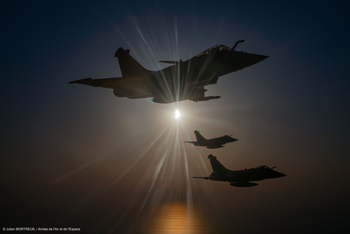 airplusnews's tweet photo. 🔴 Éclipse, Rafale et A400M ! Que demander de plus ?

📷 @Armee_de_lair https://t.co/zOdGzIywQU