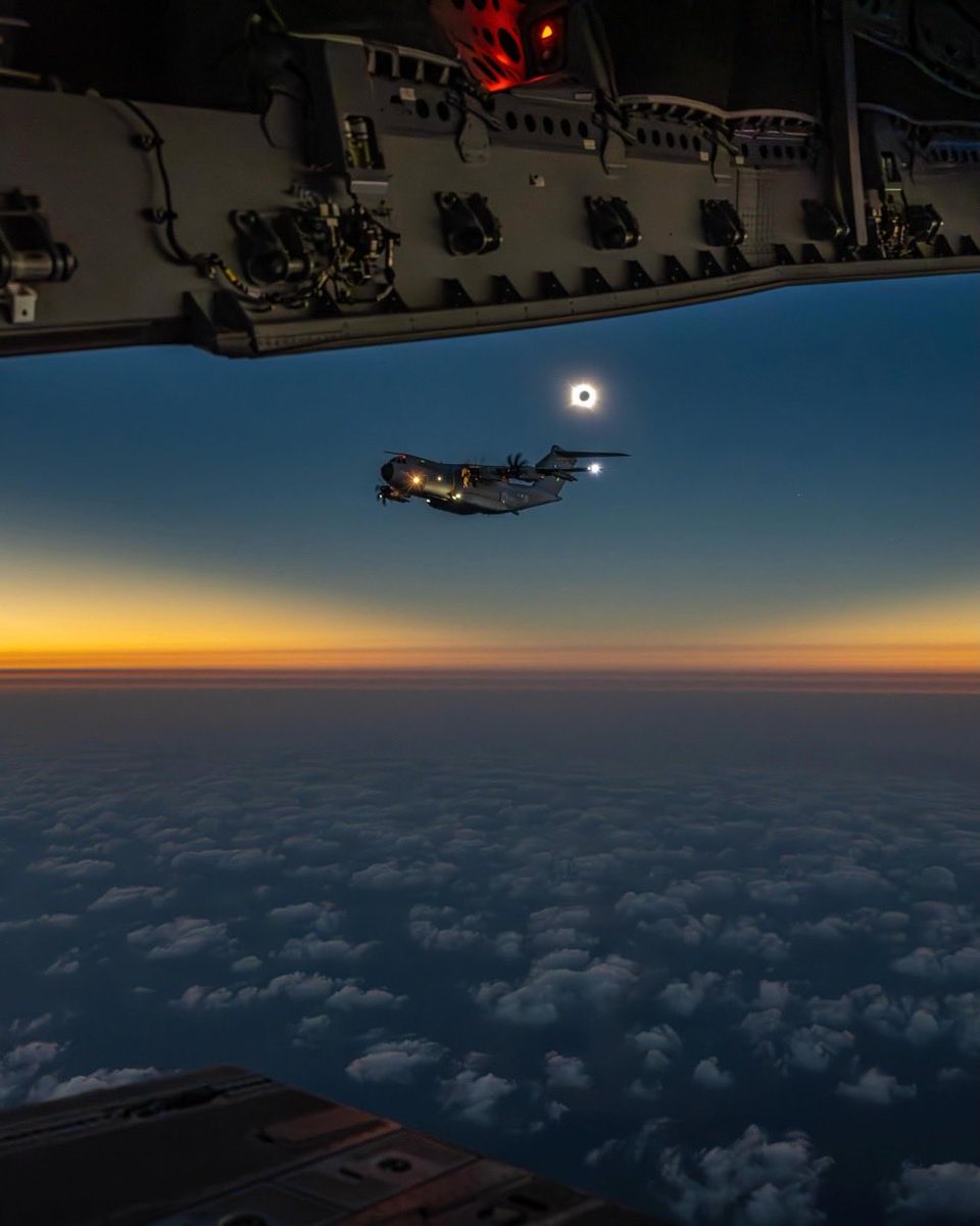 airplusnews's tweet photo. 🔴 Éclipse, Rafale et A400M ! Que demander de plus ?

📷 @Armee_de_lair https://t.co/zOdGzIywQU