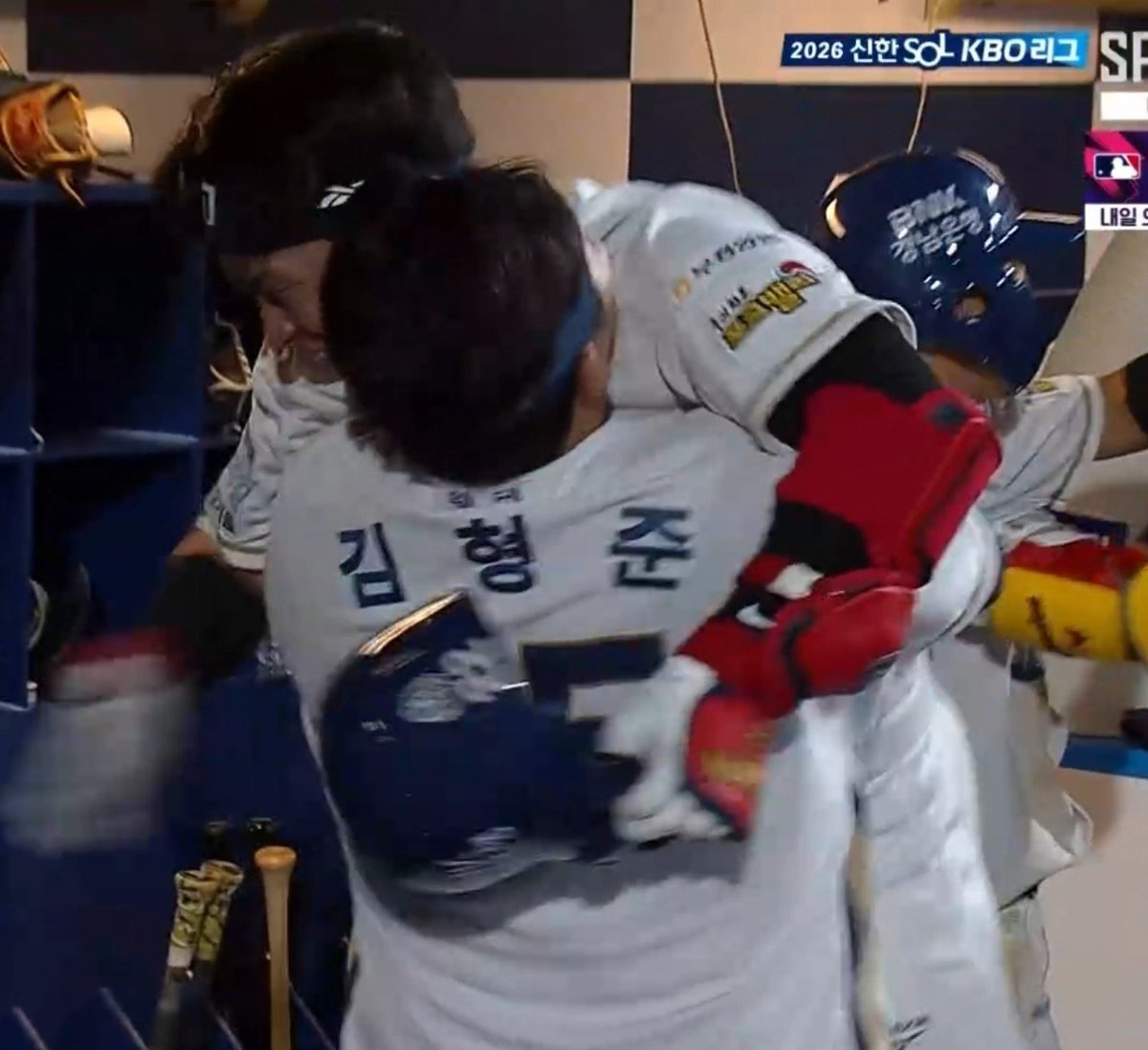 NC_bigice's tweet photo. 멀티홈런 치고 나서 내 포수들 포옹하는거봐
포수콤들여기서단체로소리질름(p) https://t.co/tu6Bl5nbeW