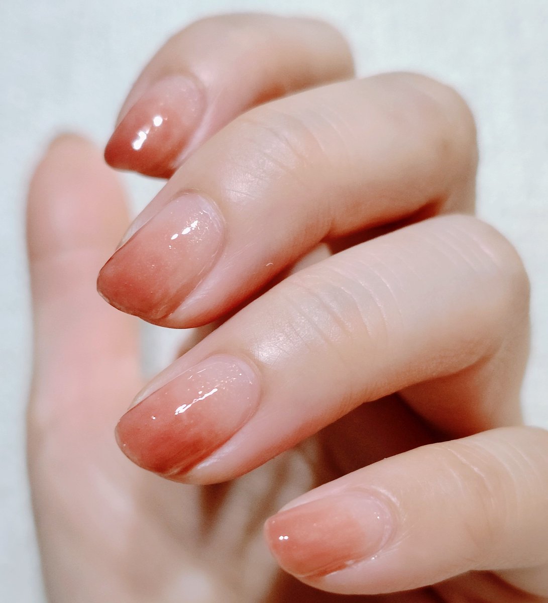 nail__shark's tweet photo. 桃🍑みたいになった
パラドゥ PK13  シャイニーウィングスをベースに、キャンメイク ファンデーションカラーズ01のグラデ

#セルフネイル https://t.co/m64t9wUjFO