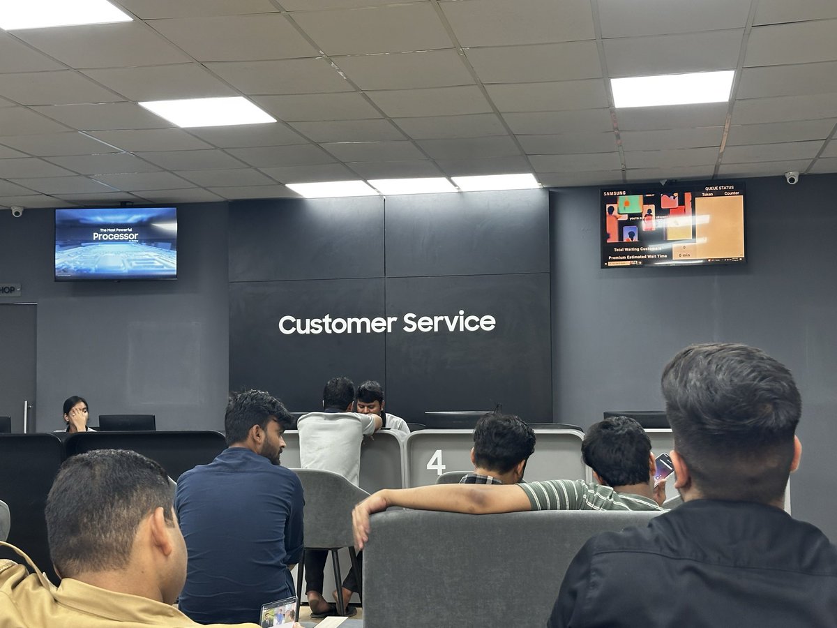 Bhss_Rahul's tweet photo. @SamsungIndia @SamsungHelp_IN @SamsungMobile @aajtak 

Samsung has really redefined “Customer Service.” 👏

Visited your Noida Sector 3 service centre today:

• “May I Help You” kiosk — apparently needs help itself.
• Only 3 of 5 customer-service counters were operational. https://t.co/Q6fSnelY1R