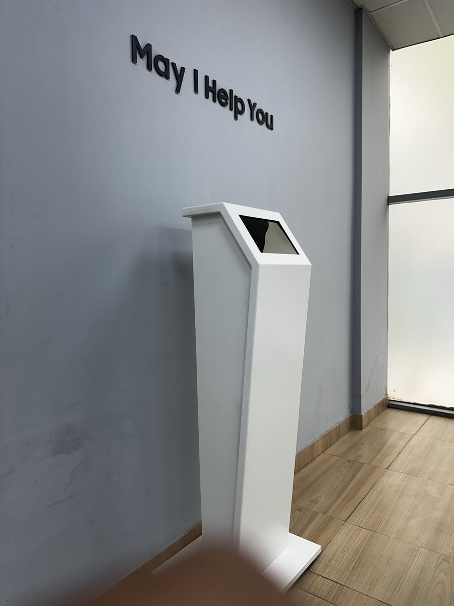 Bhss_Rahul's tweet photo. @SamsungIndia @SamsungHelp_IN @SamsungMobile @aajtak 

Samsung has really redefined “Customer Service.” 👏

Visited your Noida Sector 3 service centre today:

• “May I Help You” kiosk — apparently needs help itself.
• Only 3 of 5 customer-service counters were operational. https://t.co/Q6fSnelY1R