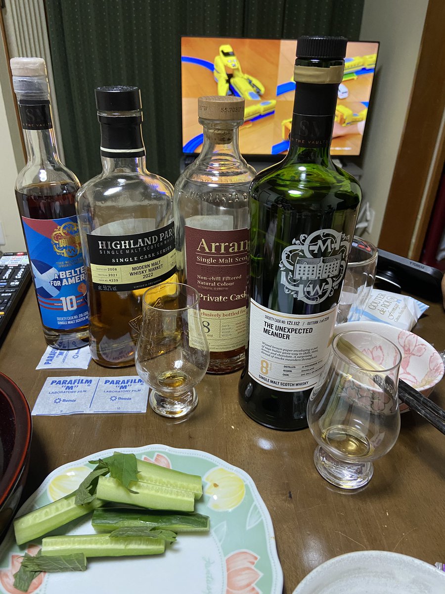 seiyabacchus's tweet photo. お盆で息子たちが帰省してきました
父はアホなので色々と開栓😆
オフィシャルやらシングルカスクのボトラーズやら
親子でウイスキー談義
息子が詳しくて驚きです
いつの間に??
うれしい時間ですね
#TWLC #SMWS https://t.co/CuSnNrx2iz