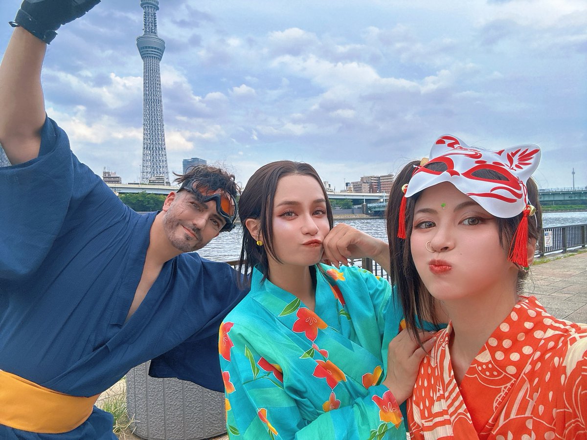 kiraki217_jpn's tweet photo. ランパート、ミラージュ、コンジットの元気トリオで夏祭り撮影してきたオフショ👘✨

浴衣着て散策とかおみくじとか、美味しいもんじゃも食べれて楽しかった！！いつかレジェンド大集合してお祭りしたいな〜〜！！

射的で取ってもらったお面めちゃくちゃランパっぽくてお気に入り...！！🧡 https://t.co/4m39VelxDK