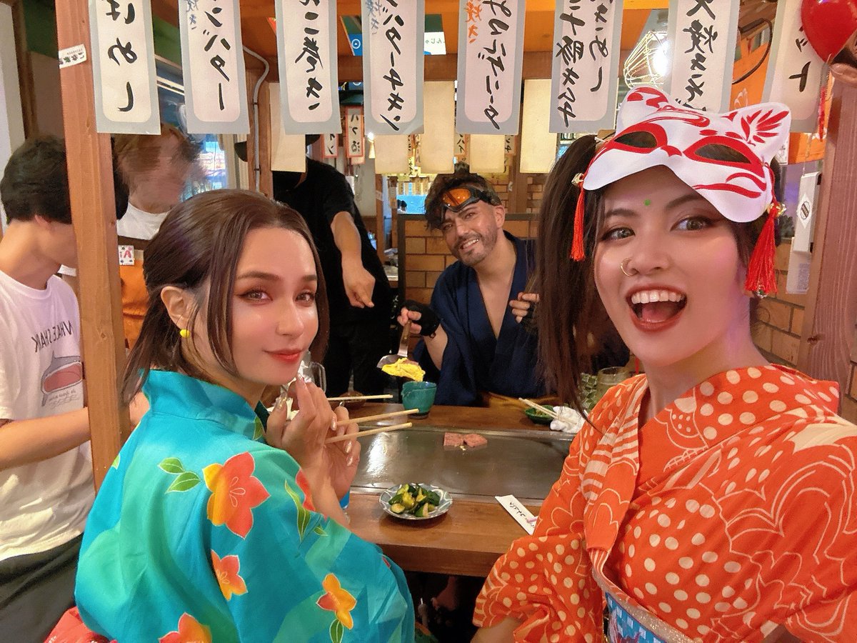kiraki217_jpn's tweet photo. ランパート、ミラージュ、コンジットの元気トリオで夏祭り撮影してきたオフショ👘✨

浴衣着て散策とかおみくじとか、美味しいもんじゃも食べれて楽しかった！！いつかレジェンド大集合してお祭りしたいな〜〜！！

射的で取ってもらったお面めちゃくちゃランパっぽくてお気に入り...！！🧡 https://t.co/4m39VelxDK