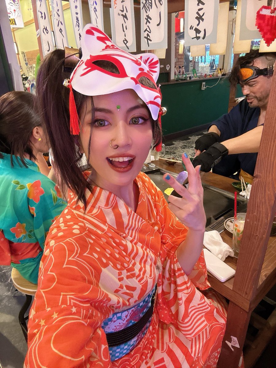 kiraki217_jpn's tweet photo. ランパート、ミラージュ、コンジットの元気トリオで夏祭り撮影してきたオフショ👘✨

浴衣着て散策とかおみくじとか、美味しいもんじゃも食べれて楽しかった！！いつかレジェンド大集合してお祭りしたいな〜〜！！

射的で取ってもらったお面めちゃくちゃランパっぽくてお気に入り...！！🧡 https://t.co/4m39VelxDK