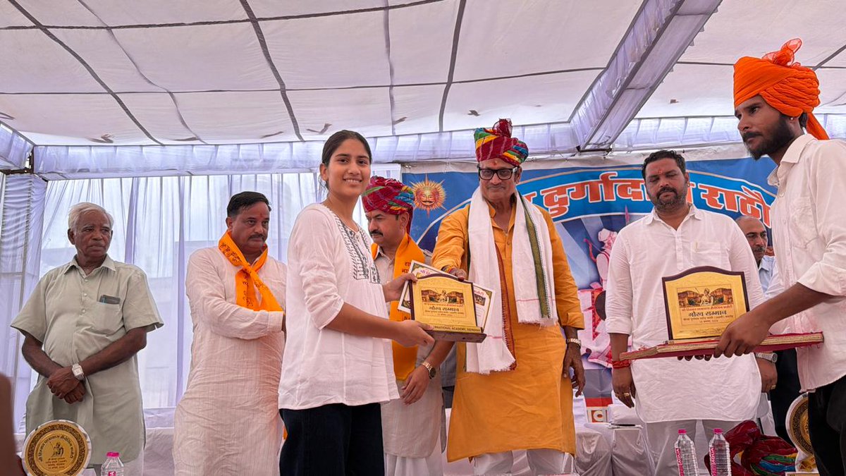 Rajendra4BJP's tweet photo. आठ पहर चौसठ घड़ी, घुड़ले ऊपर वास।
सैल अणी स्यूं सैकतो, बाटी दुर्गादास ।।

राष्ट्र नायक वीरवर दुर्गादास जी राठौड़ की 388वीं जयंती के अवसर पर डीडवाना में आयोजित भव्य जयंती समारोह में गणमान्य अतिथिगण एवं जनता-जर्नादन की गरिमामयी उपस्थिति में सम्मिलित हुआ। https://t.co/JQ6kwULR4G