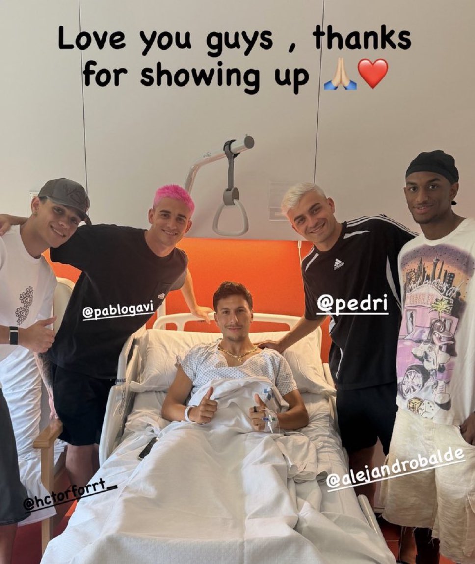 ActuFoot_'s tweet photo. Pedri 🇪🇸, Gavi 🇪🇸, Alejandro Baldé 🇪🇸 et Hector Fort 🇪🇸 sont allés à l'hôpital aujourd'hui pour soutenir Roony Bardghji 🇸🇪 lors de son opération. 🥰 https://t.co/5Z4NHPZnEE